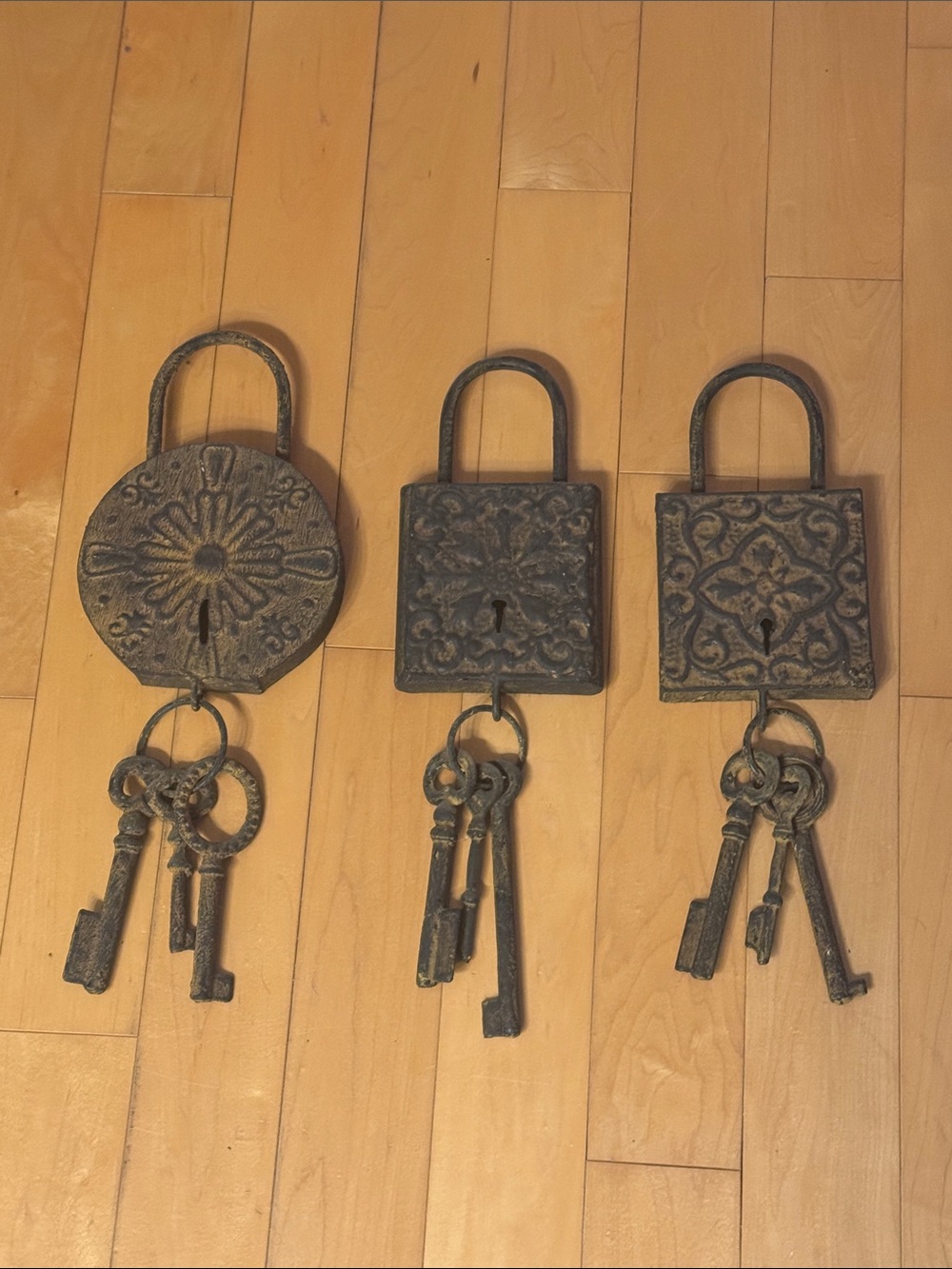 Rustic/Antique Looking Padlock & Key Wall Decor